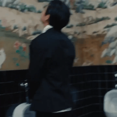 有人能告诉我金泰亨这是在干什么吗？金泰亨 怎么他不光在公共场合随地解手，在BTS