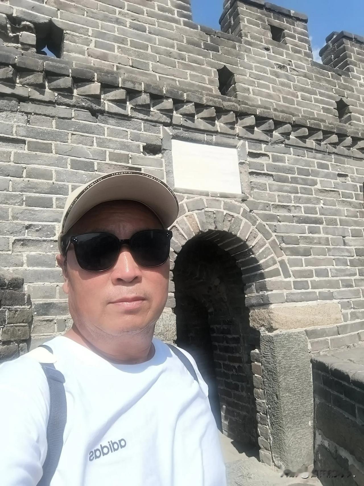 本来我以为老胳膊老腿的，爬个长城还不把我累个半死，没想到完全不用我“爬”，坐缆车