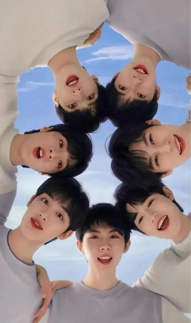 张真源的狗偷吃生日蛋糕时代少年团为内地男子演唱组合，张真源是团内主唱、高音担当，