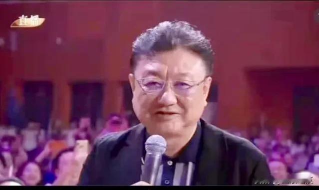曾经的央视《新闻联播》主持人王宁老了，老了，老的让人看的有点心疼，但气色不错，气