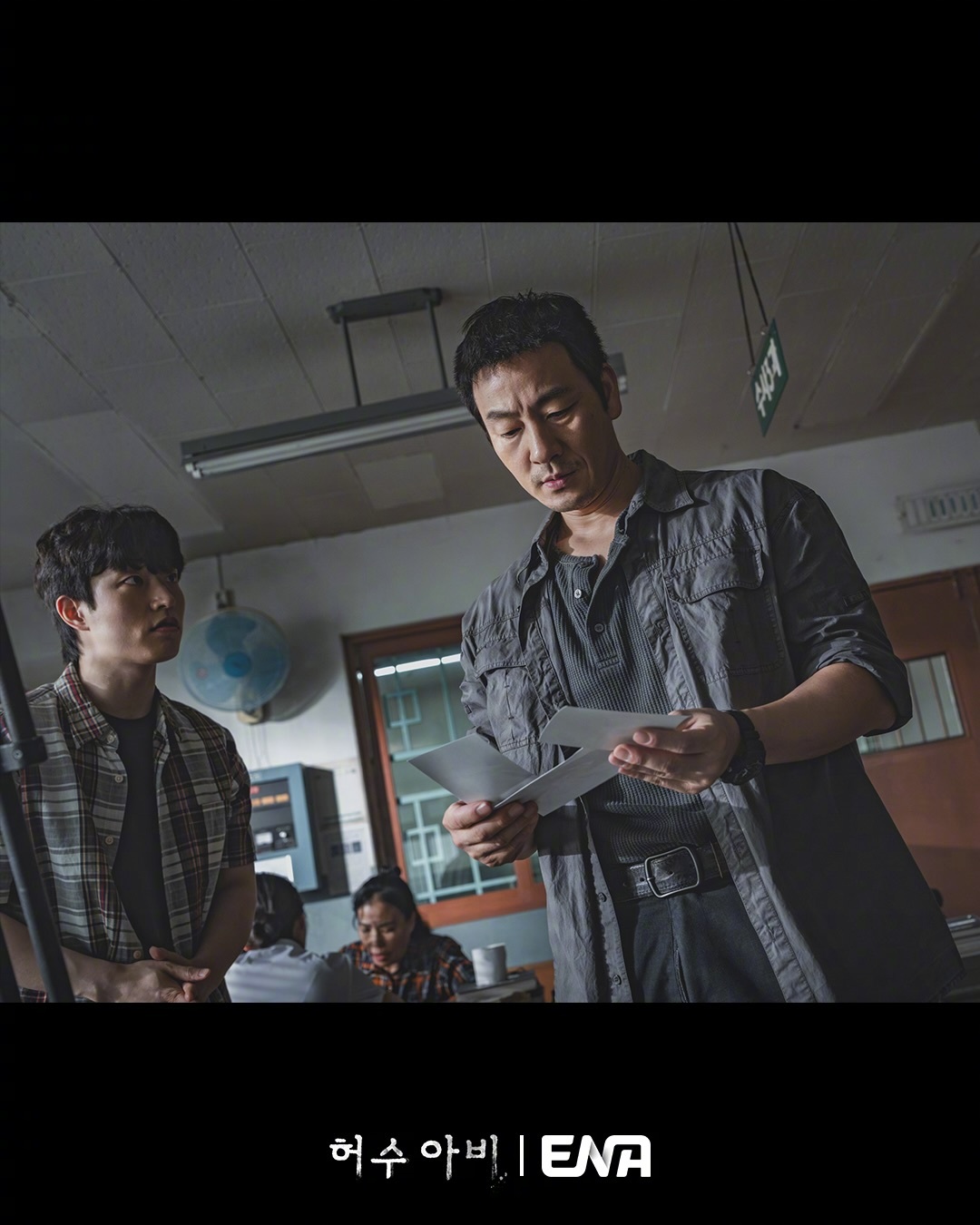 朴海秀李熙俊郭善英 主演ENA新月火剧韩剧稻草人 公开剧照。该剧讲述调查连环杀人