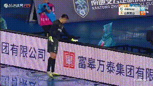 王大雷千万不能这样，跟小球童较上劲了，影响不好。
看着场内已经有球了，球童也示意