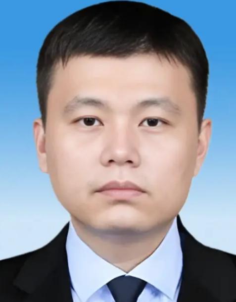 2006年，广东顺德海关的一位小公务员，晚上回家后偷偷地告诉妻子说，老婆，我的银