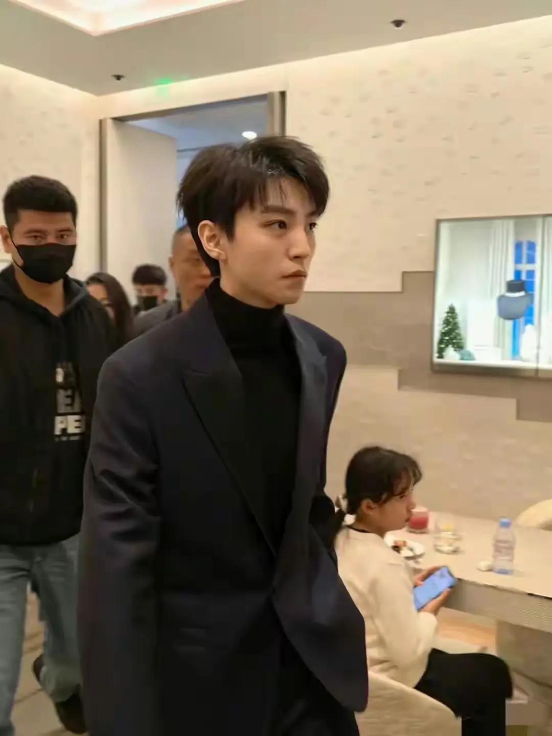 他们说这是王俊凯，我真的不敢相信。咋变成这副样子了？