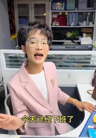 这孩子没有以前可爱了，甚至有点让人讨厌了。
钟美美以前以惟妙惟肖的模仿，辛辣形象