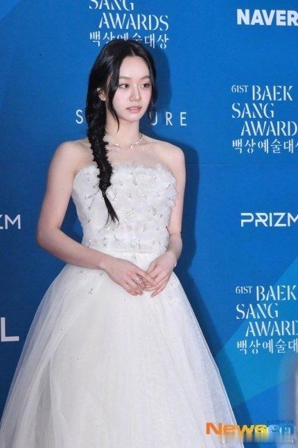 李惠利百想红毯造型李惠利百想红毯新闻图美翻了[苦涩][苦涩][苦涩] ​​​
