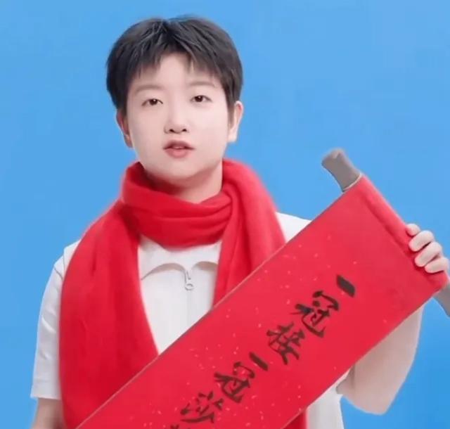 孙颖莎冠益乳新年广告大片曝光，新造型清新喜庆超适配新年，还为冬奥选手送祝福。
