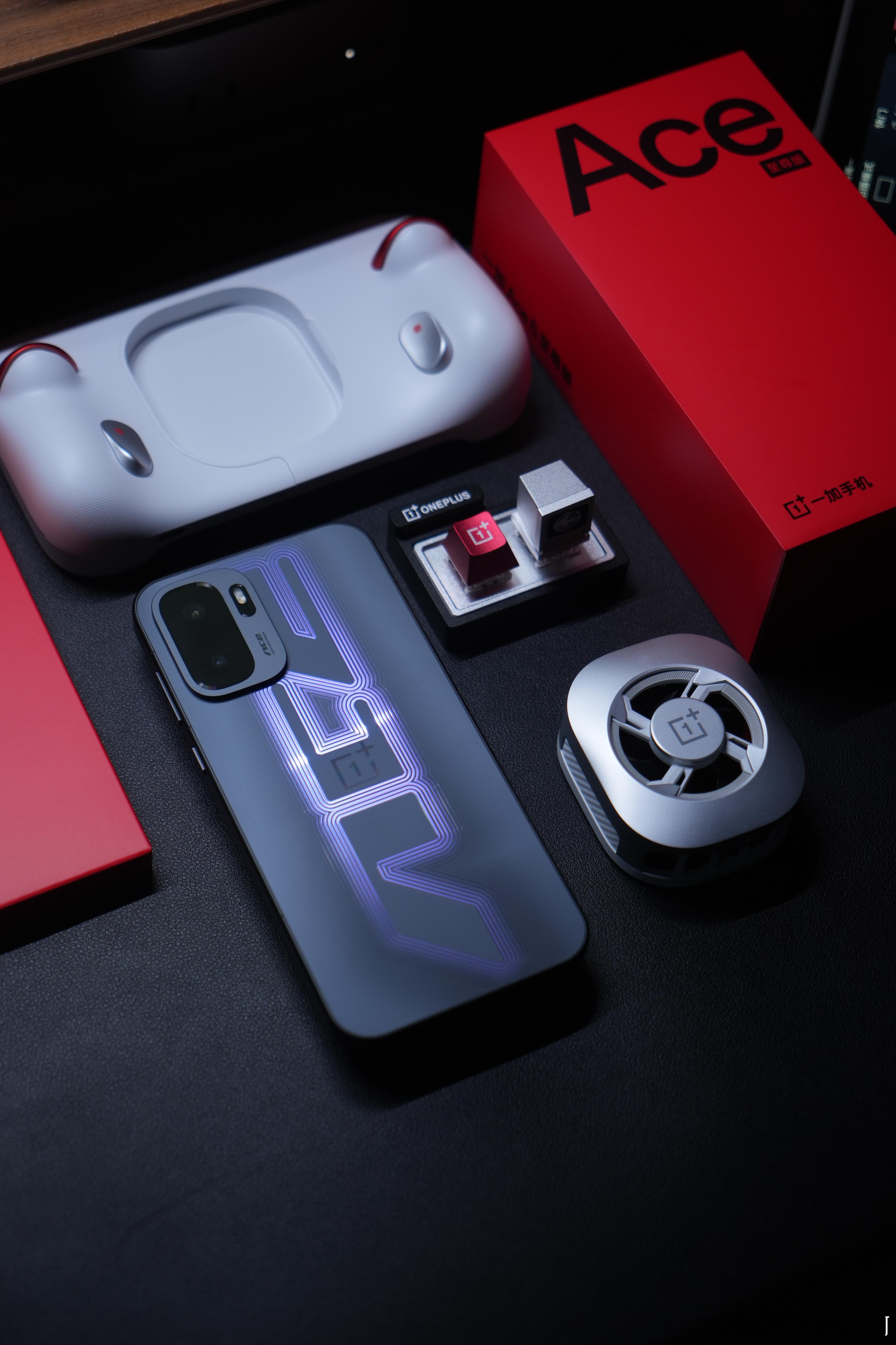 来吧老规矩，猜价格。猜对的前三位粉丝，我发红包今天猜一加 Ace6 至尊版的起售