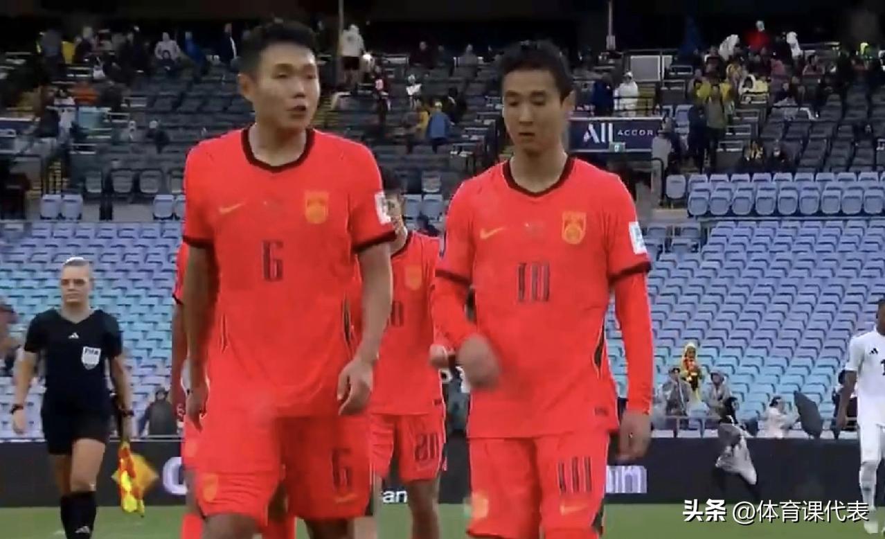 韦世豪上半场补时破门，王钰栋、徐彬黄牌，中国男足半场1-0领先库拉索！北京时间2