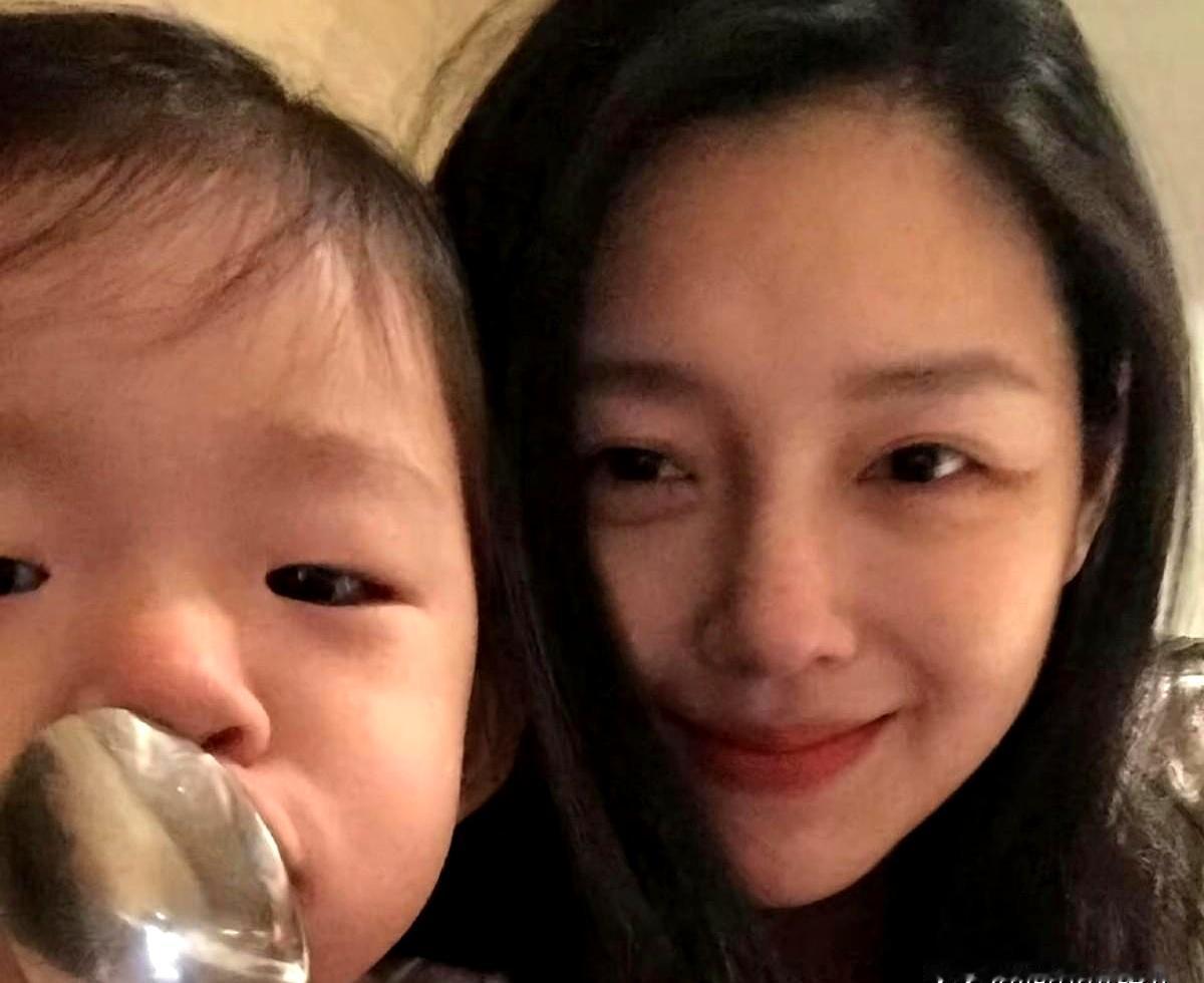 5月10日，大S的女儿小玥儿突然上了热搜。
别看她动态里没明着提妈妈，细心的人还