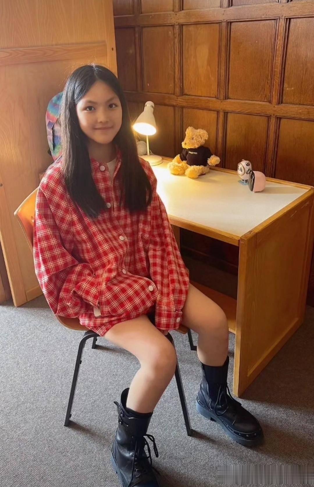 王诗龄以后不会要当画家吧？

近日，王诗龄画的圣诞油画被学校选做了圣诞宣传图，校