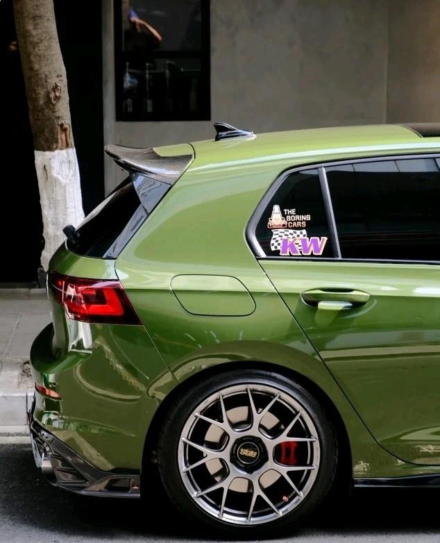 绝美墨绿改装GTI，这姿态谁能不爱？这辆大众GTI选用了清新的绿色车漆，视觉冲击