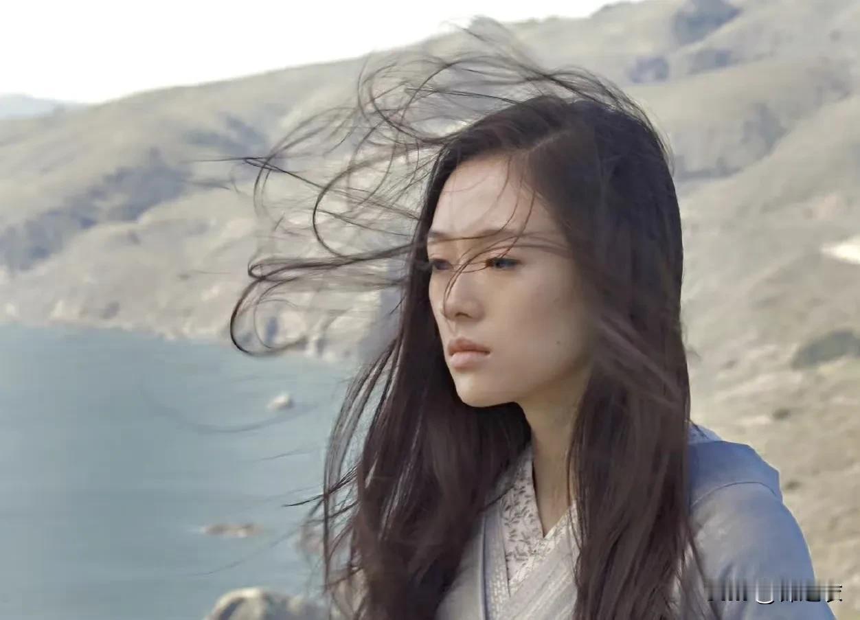 章子怡真的是生早了，因为她那个时代，大众都不喜欢有野心的女演员，所以媒体对她都是