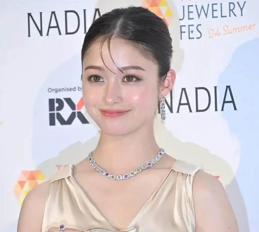 这是日本“千年一遇”的美女，长相在日本来说还是挺漂亮的

脸确实好看，就是下半身