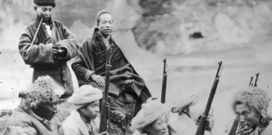 1937年，甘肃地主将数百红军伤员活埋，逍遥21年后，449名凶手被押回原地，枪