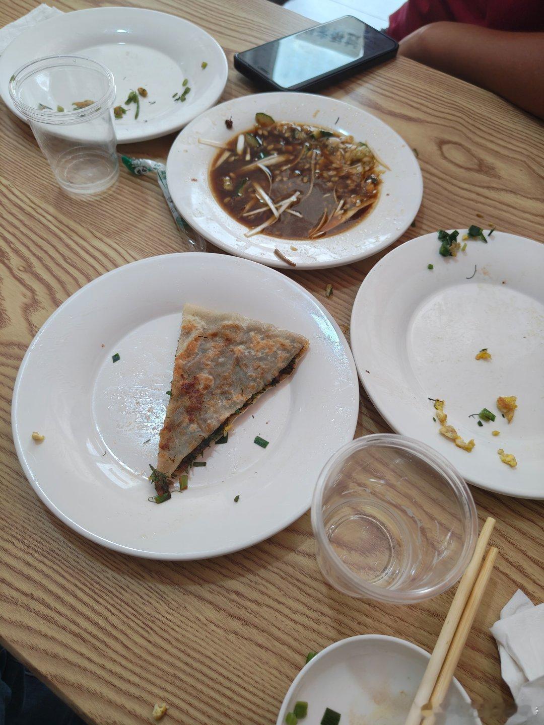中午喝酒还是第一次。已经点了三张馅饼和凉菜了，正要打点粥喝，同事提议喝酒吧，我说