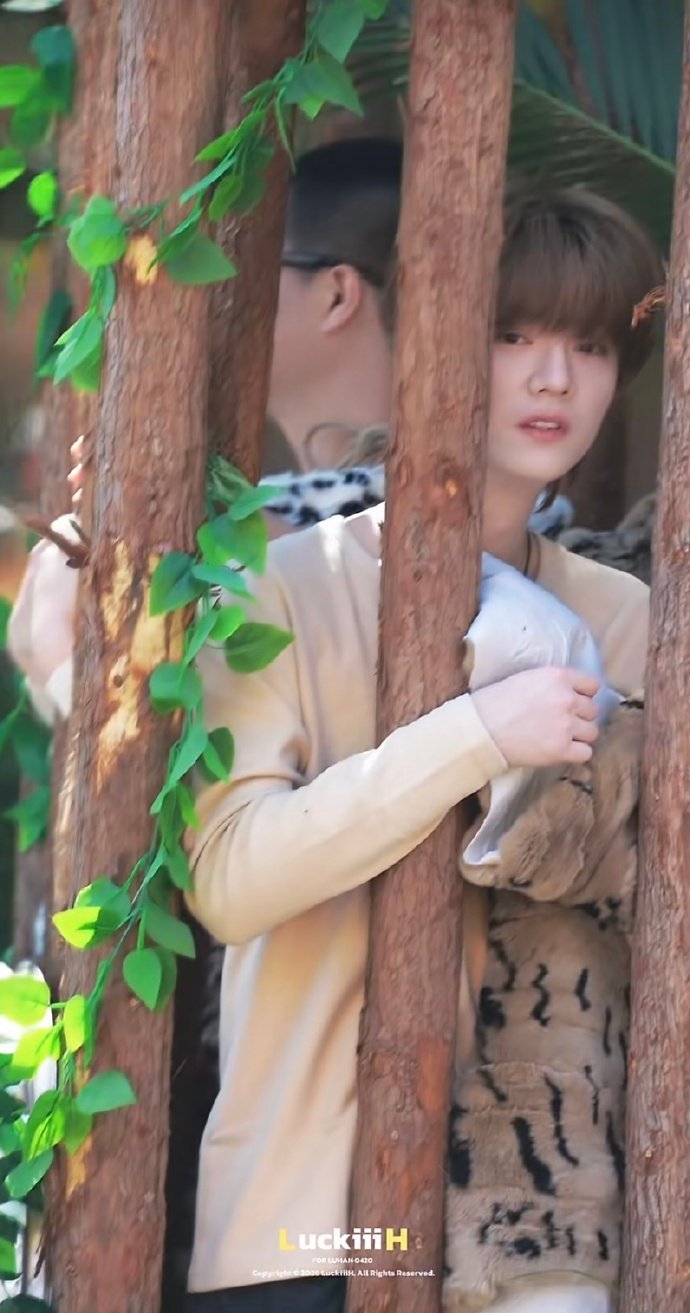 囚车里的鹿晗 放开这个鹿晗我来救 囚车里的鹿晗，放开这个鹿晗我来救，就这个乖萌感