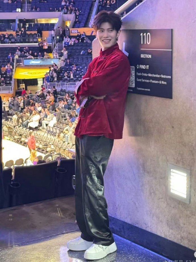 任嘉伦现身NBA现场  看到任嘉伦在NBA现场的造型的时候，真的忍不住的感叹，这