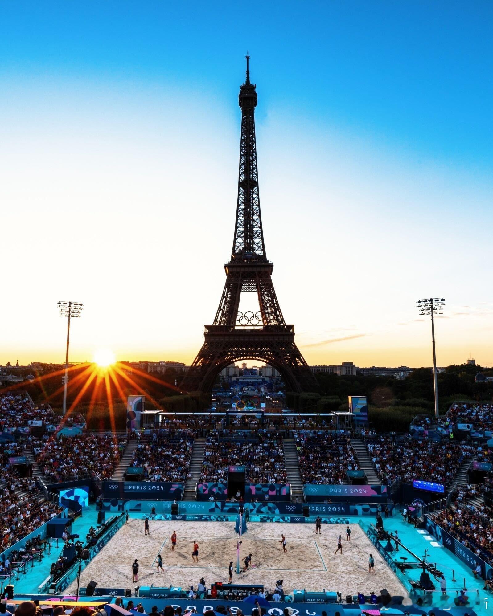 在埃菲尔铁塔下打沙排[666][666]#篮球热力一夏##巴黎奥运会# ​​​