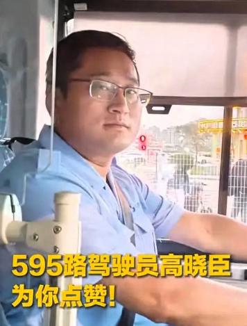 全网怒炸！天津公交车上，一幕让人膈应的场景突然上演：一男子见女乘客容貌出众，竟毫