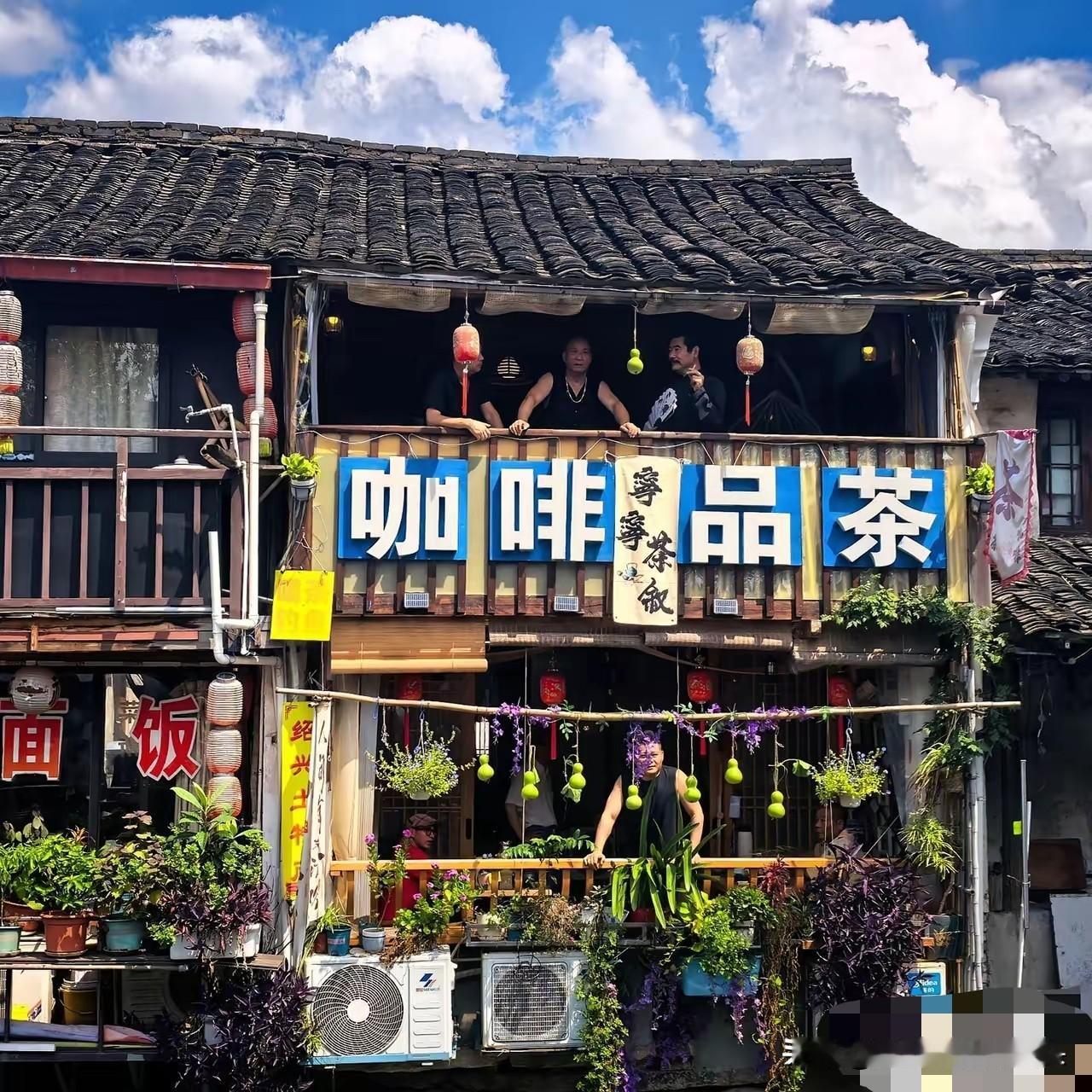网红的嗅觉灵敏的很，络绎不绝的前往绍兴的葫芦爷爷搞直播，人流量太大严重影响人家生