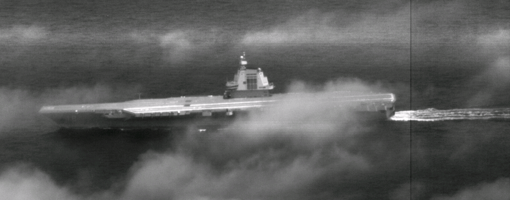 今天，福建舰经台湾海峡南下台匪F-16“狙击手”吊舱摄烽火问鼎计划中国海军
