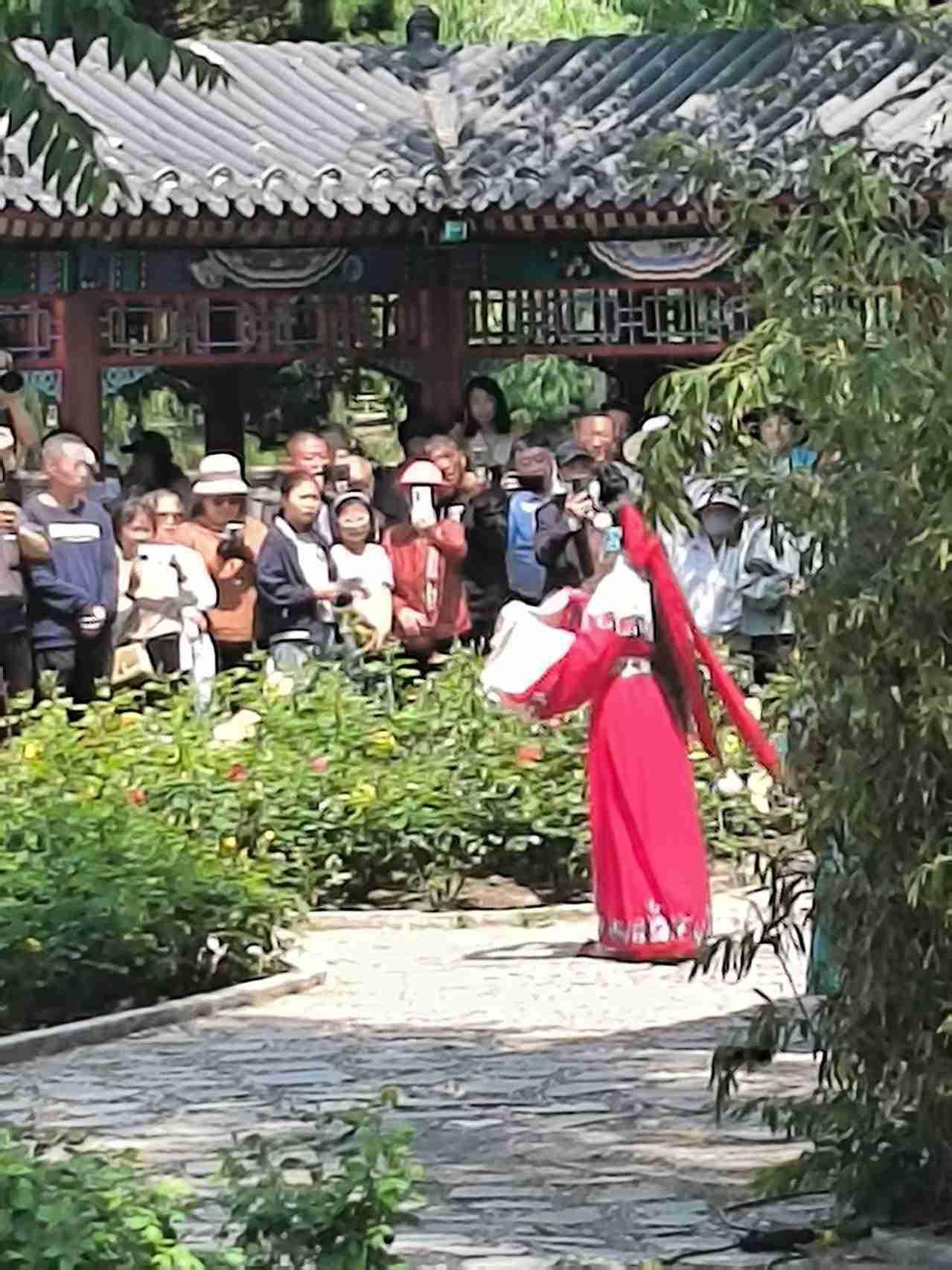 我的今日状态：😁轻松愉快
我这里的天气：🌤️多云

上午去遛人民公园，看见胜