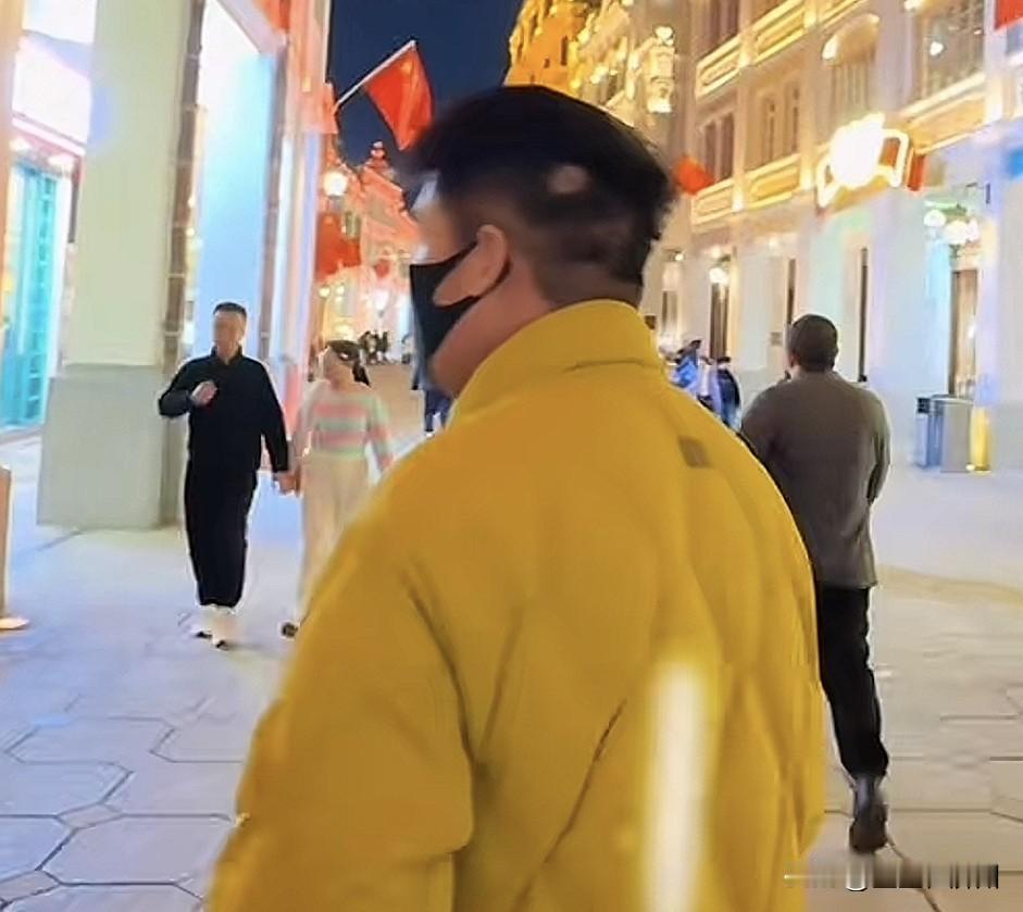 广东一理发师嚼槟榔嚼出口腔癌，
从他嚼槟榔的经历来看，
这确实是个狠人……
据他