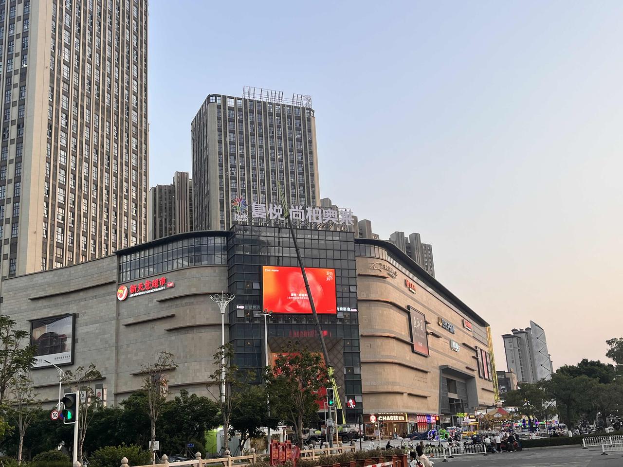 泉州首座奥特莱斯商场位于城东安吉路复悦尚柏奥莱品牌招牌于昨日完成安装，据相关消息
