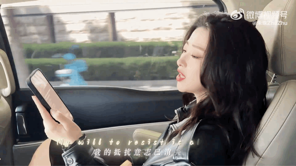 朱珠唱了许蜜语进行曲 这首歌的旋律和歌词完美结合，朱珠用唱腔展现了许蜜语的内心世