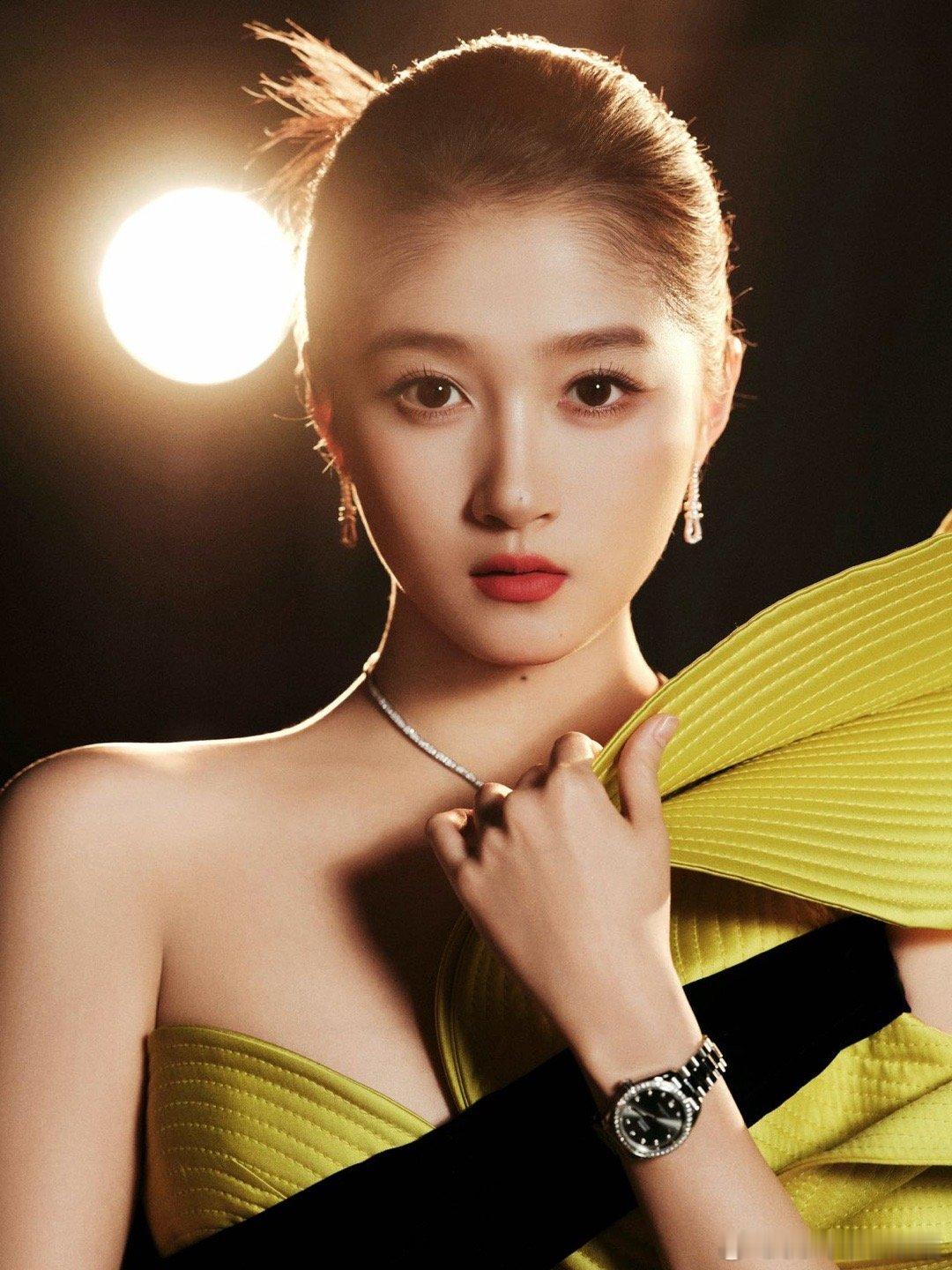 关晓彤身着明黄色缎面裙亮相金鸡奖，明媚色彩瞬间点亮红毯！流畅的裙身线条展现完美比