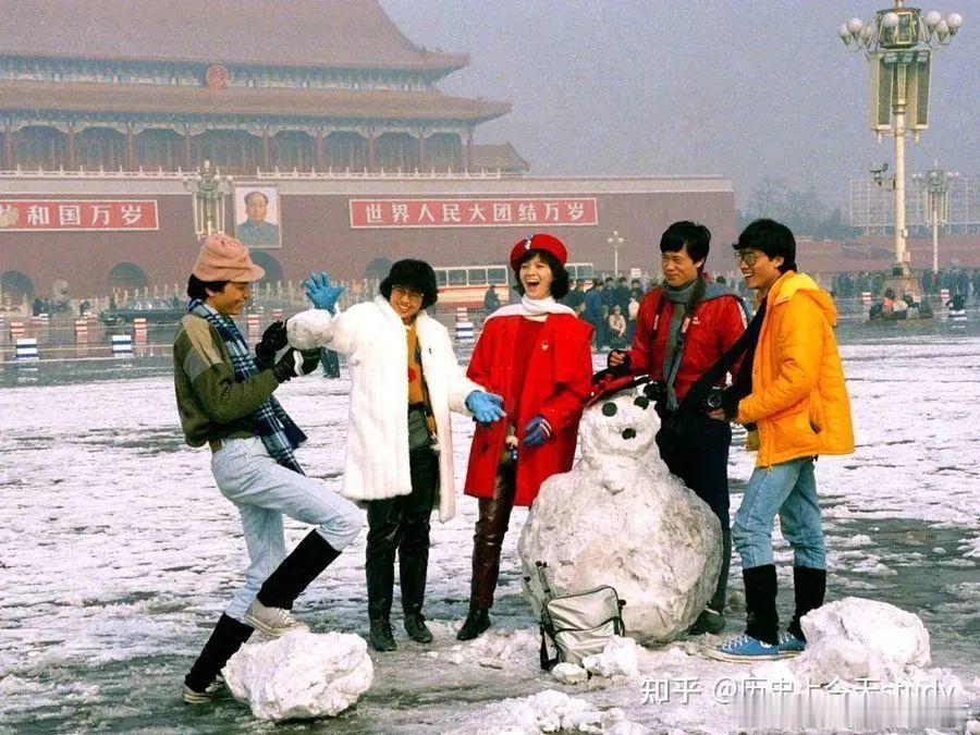 80年代，年轻人可以在天安门广场上堆雪人 ​​​