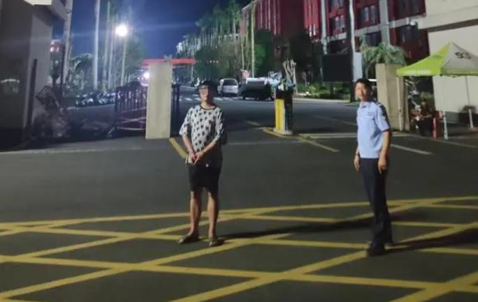 海南海口，一男子因私自挪用驾校学员费被开除，拿着旧合同诈骗多所高校女大学生，随后