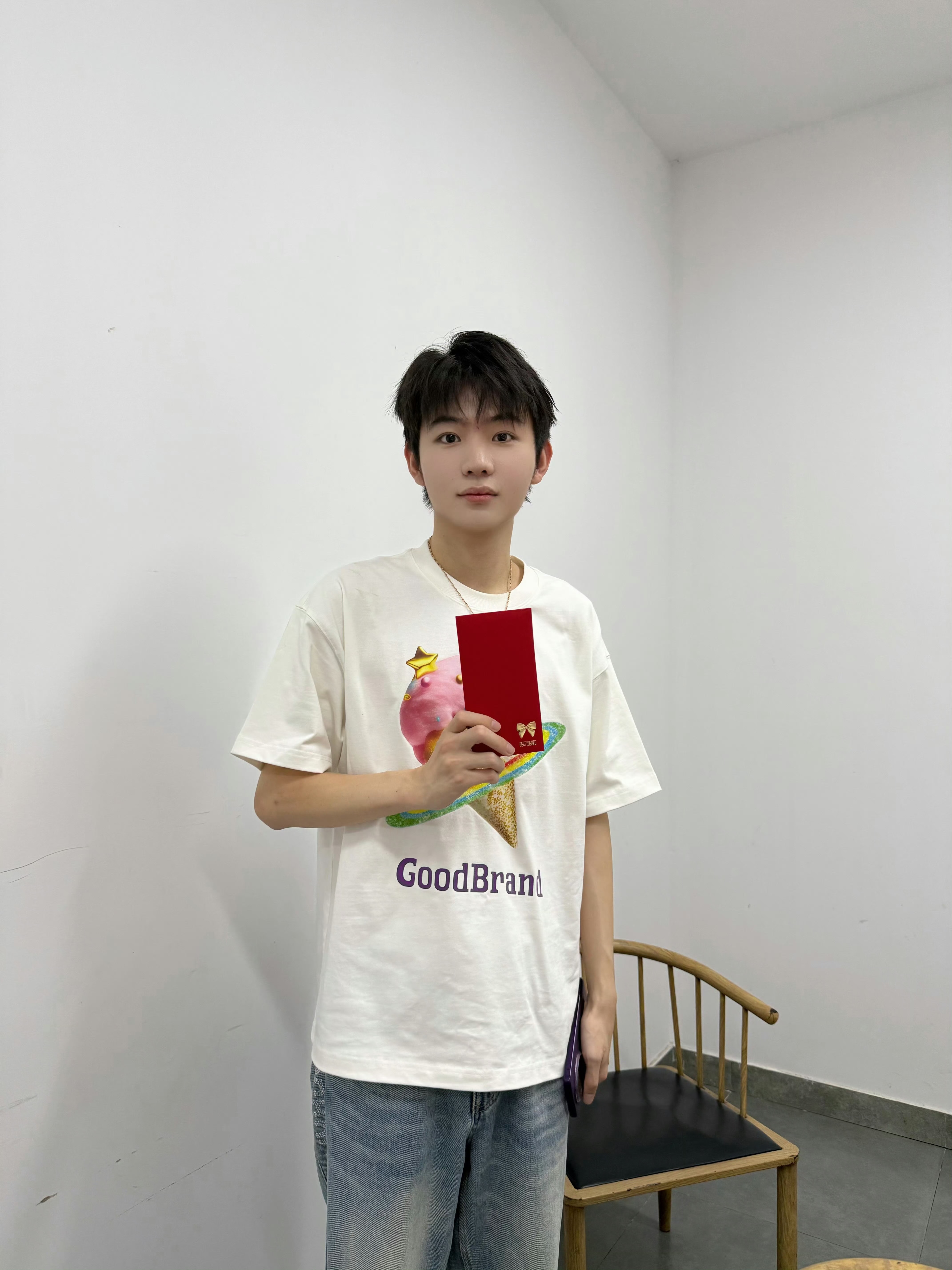 LGDNBW小分队KPL快闪打卡要被这个九尾萌哭了有感觉吗弯腰低头凑近听小朋友说