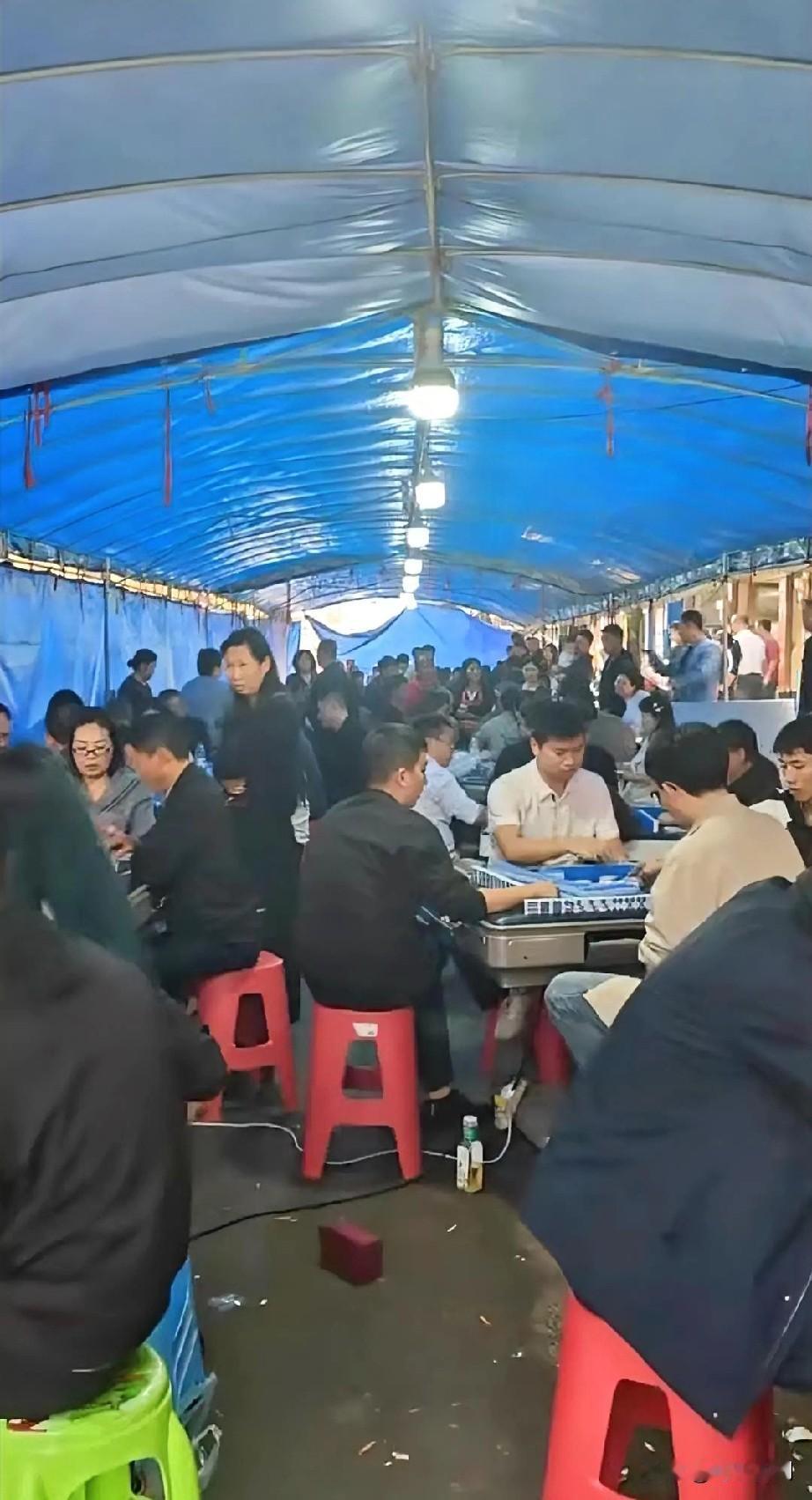 贵州打麻将，有多夸张，还以为开赌场呢，白事更是，人没落气先联系麻将机。如果这时候