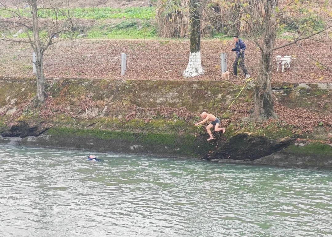 【点赞郫都“老辈子”！71岁大爷跃入刺骨河水救人，这一幕太暖】近日，郫都区安靖街