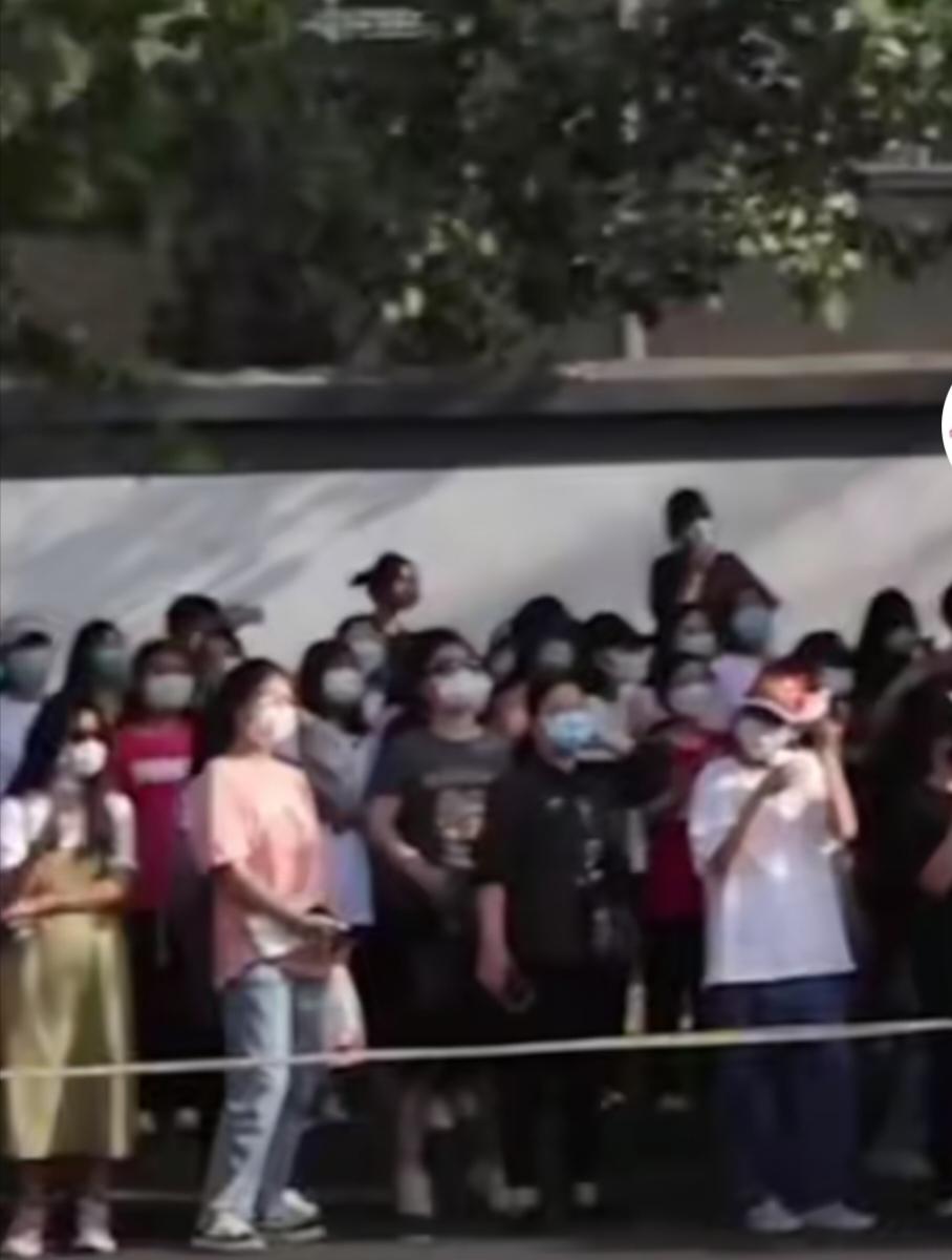 王楚钦求让路 | 私生围堵引众怒 | 网友齐声谴责
机场秒变追星现场？王楚钦情绪