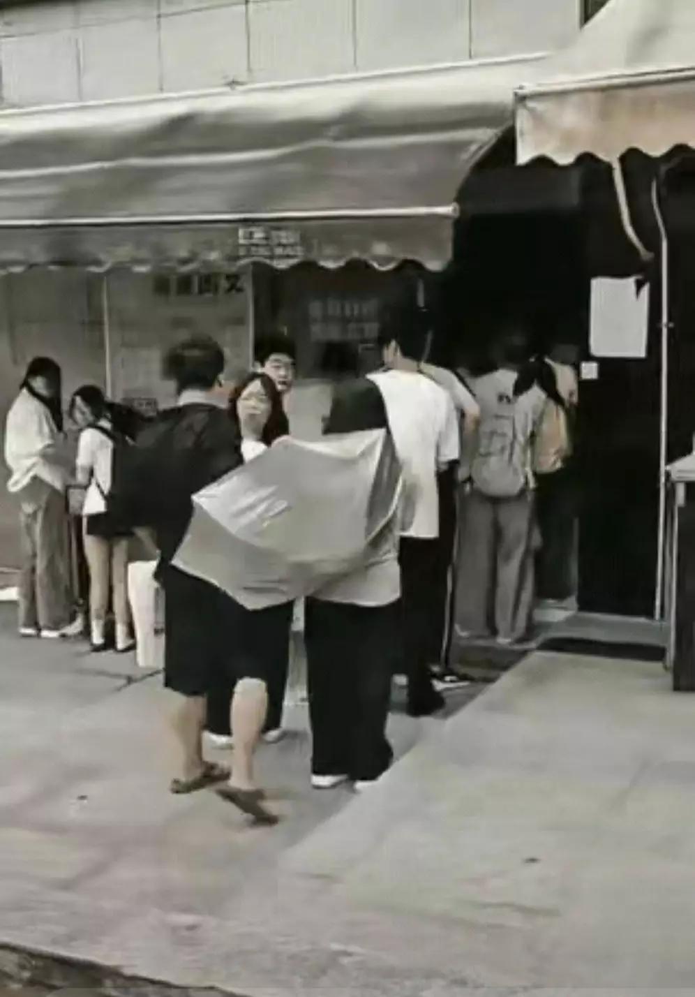 我是女人你敢还手。视频里女子排队时伞戳到小伙脸，小伙提醒，女子直接用伞砸还扇耳光