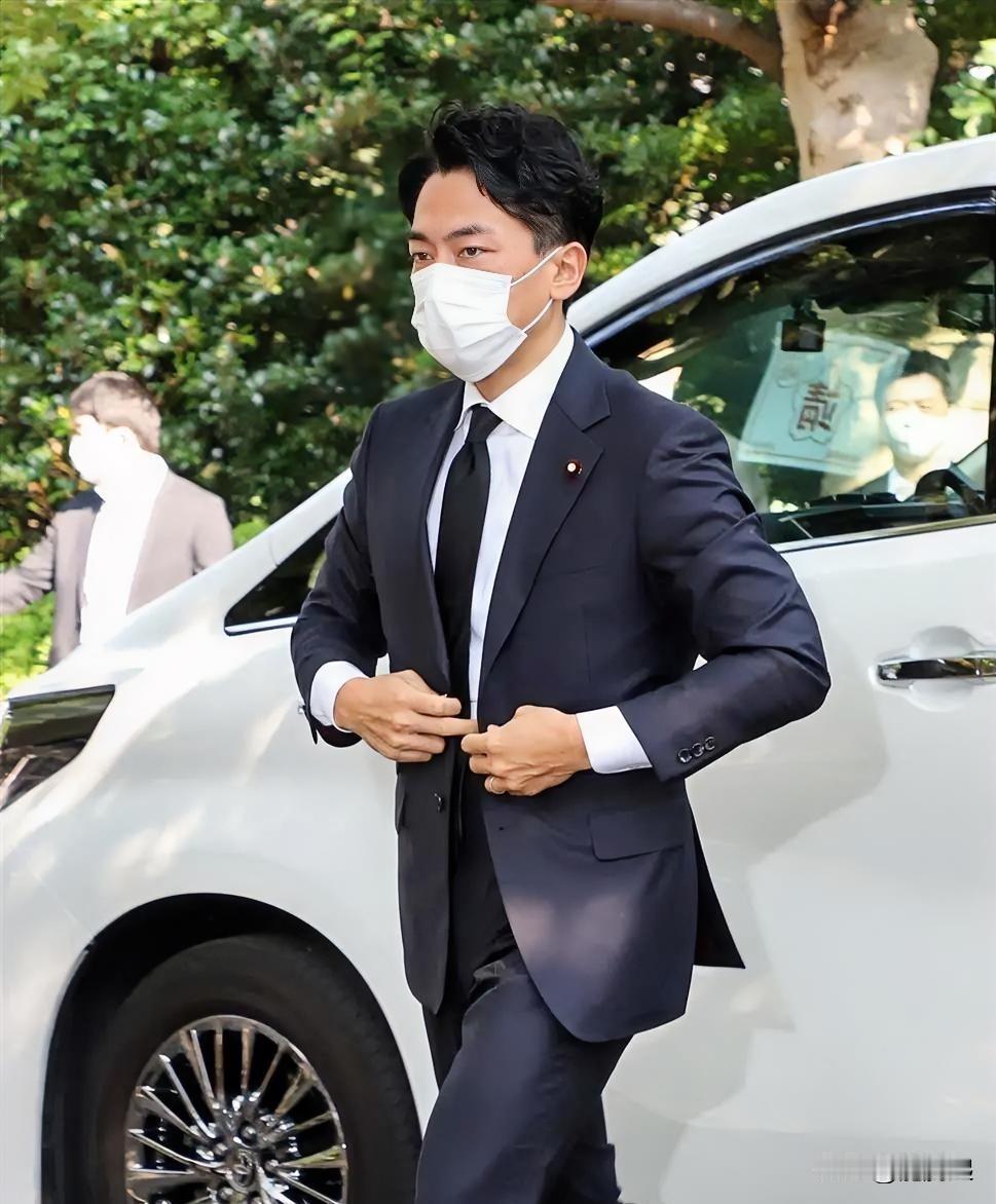 小泉纯一郎儿子小泉进次郎今日“拜鬼”，子承父业？

小泉进次郎是前首相小泉纯一郎
