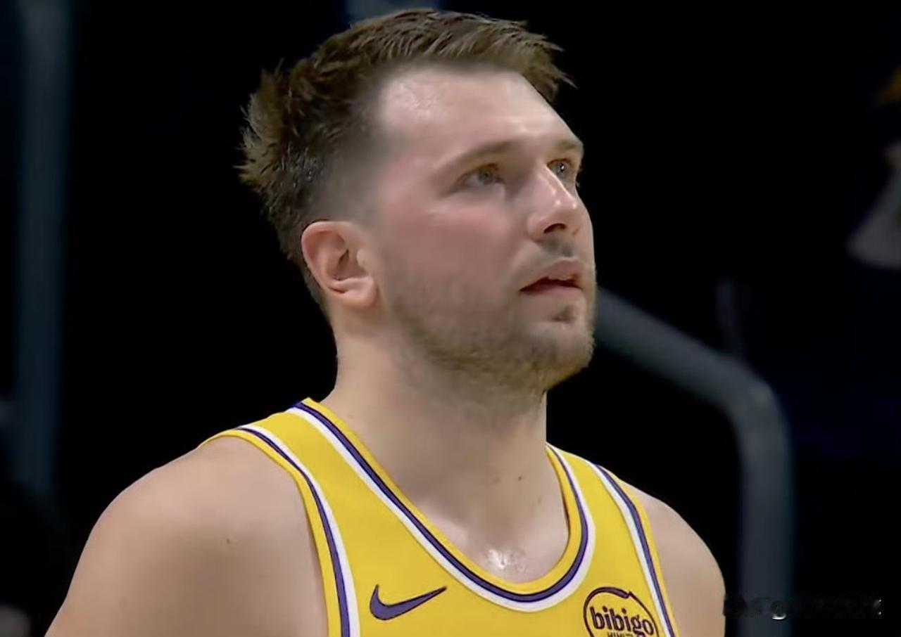 砍瓜切菜！东契奇又单节20分！

今天背靠背对阵太阳队的比赛，首节最后1分25秒