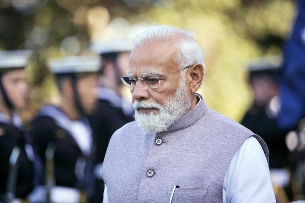 莫迪有个特别明显的特点，特别爱制造那种“印度谁都不怕”的氛围。握手要用力，动作要