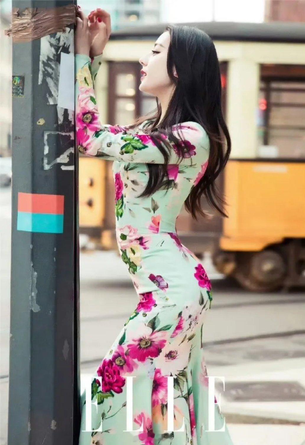 迪丽热巴这张穿着旗袍，翘起玉臀，扶在电线杆上，太可了吧，这谁顶得住？ ​​​