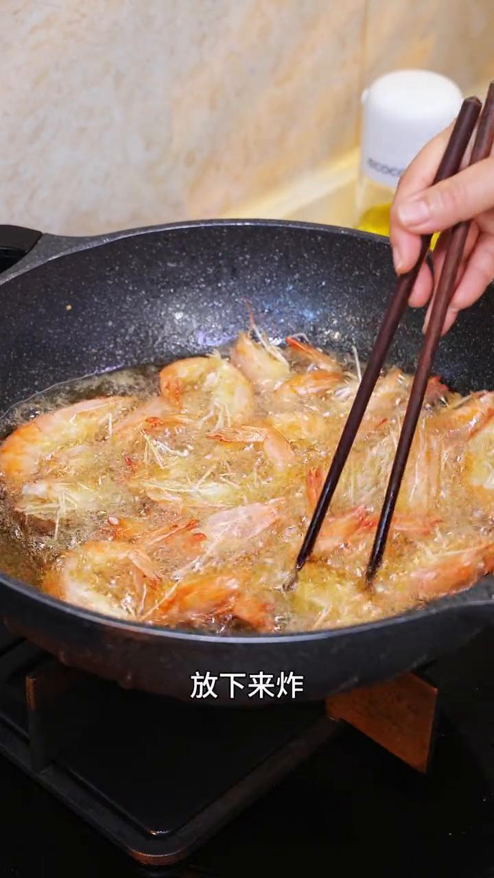 今天做了老杭帮风味的油爆虾，这味道真的是太棒了，酸甜酥脆，连虾壳都能吃掉。
·虾