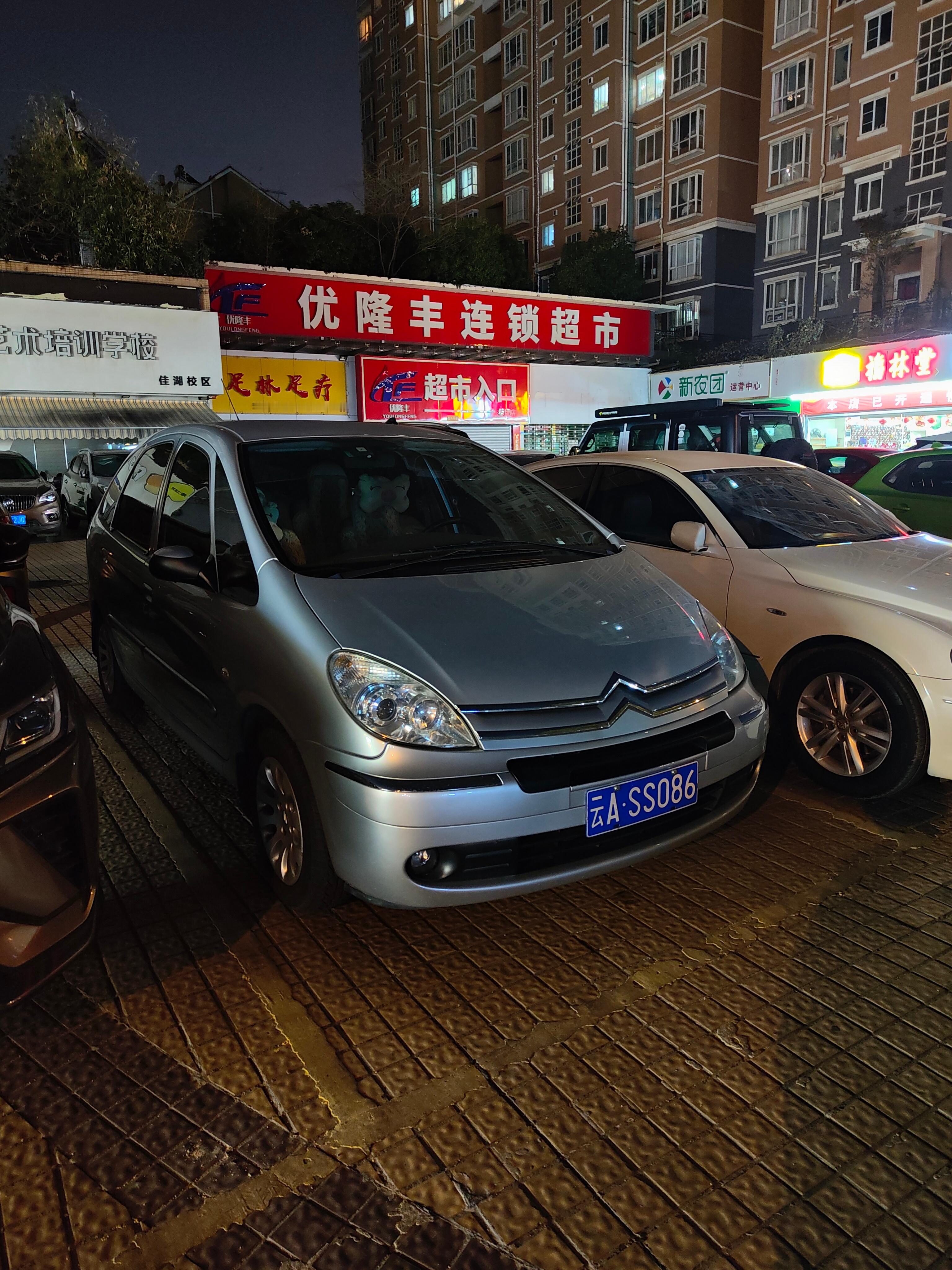 出门走路看到了好几台髪产汽车[赞][doge]，图6这个所谓的跑车感觉好久没见到