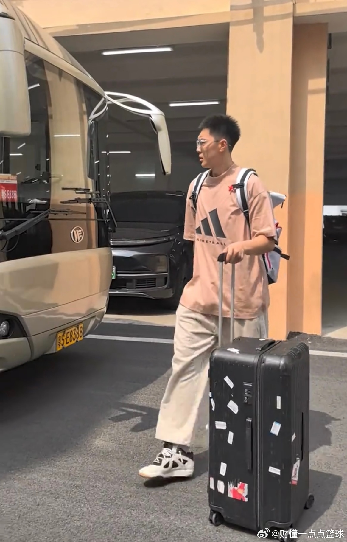 广东宏远男篮今日已经从俱乐部出发前往江苏，备战明天晚上对阵江苏男篮的比赛！ 网传