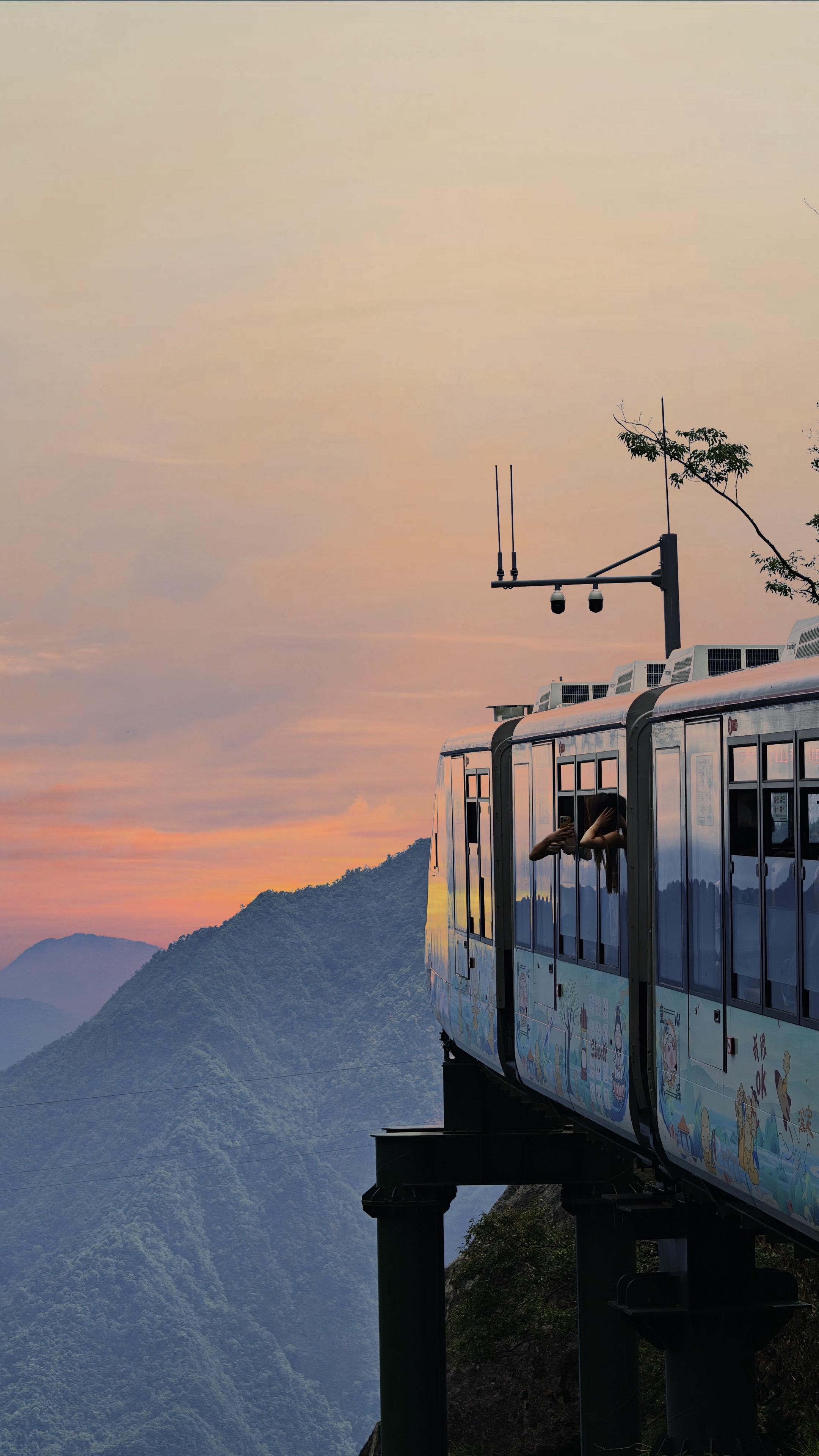 国庆长假在大觉山悬崖动车体验不一样的拍照乐趣 🚞 今天C位主角——大...