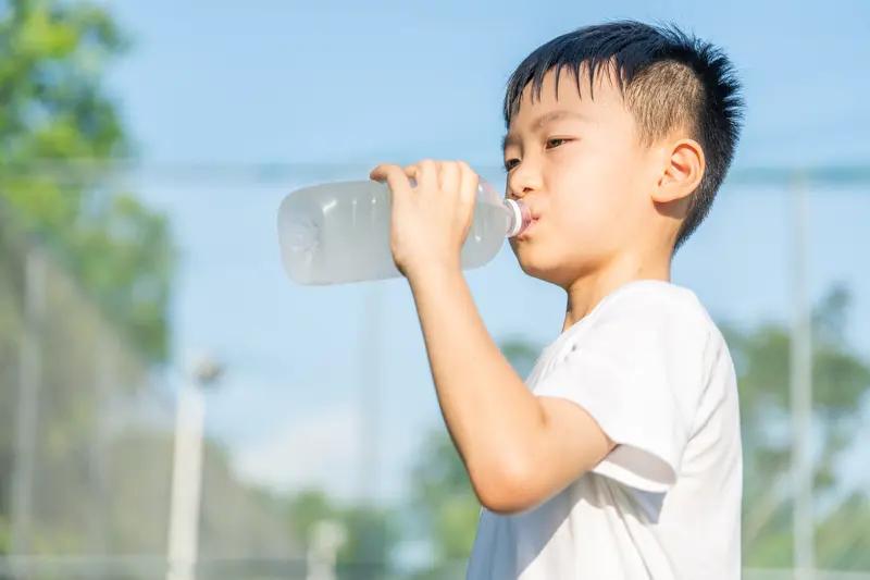 一天喝多少水才对身体最好，这还真有讲究。一般来说，成年人每天喝1500 - 20