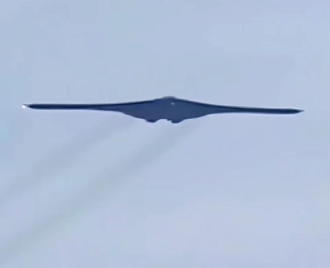 轰20为何如此震惊西方？电磁弹射被攻克了，双五代机被攻克了，连六代机都已经试飞，