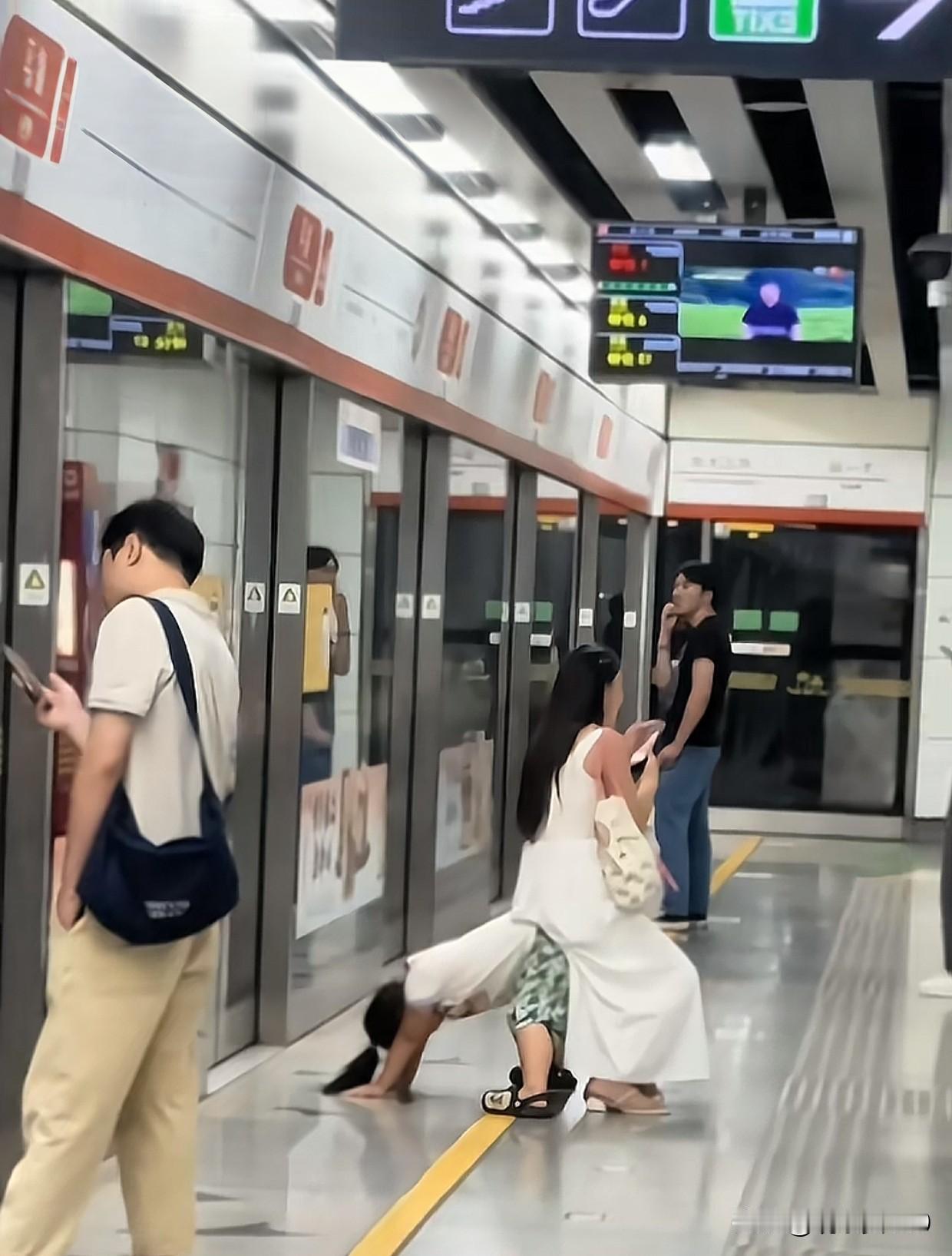 新版24孝！真正的“儿童座椅”。
70后：你吃吧，妈不吃。
80后：你先吃，妈再