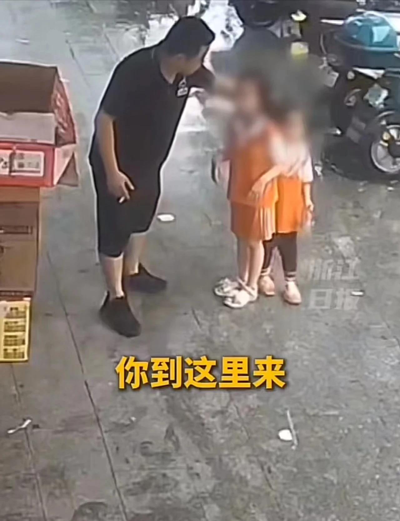 “这个老板火了！”广东东莞，两个小女孩淋着雨哭着找爷爷，浑身湿透。一个店主察觉异
